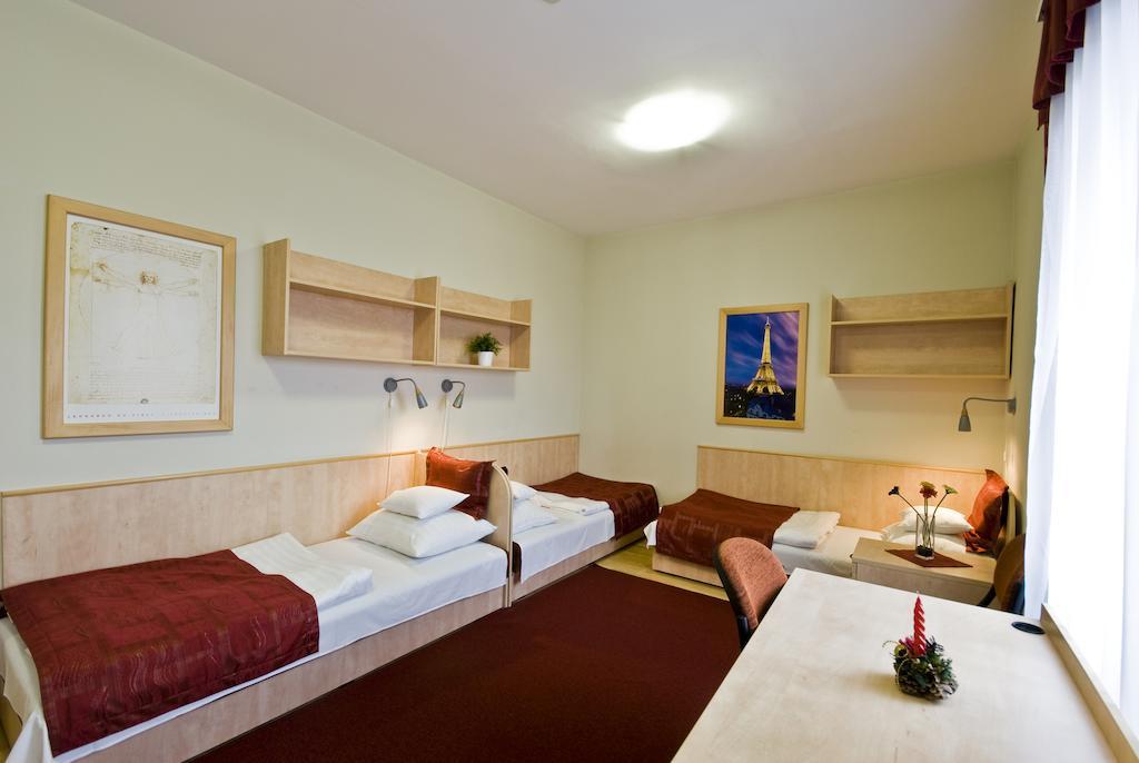 Hotel Kerpely Dunaújváros Zimmer foto