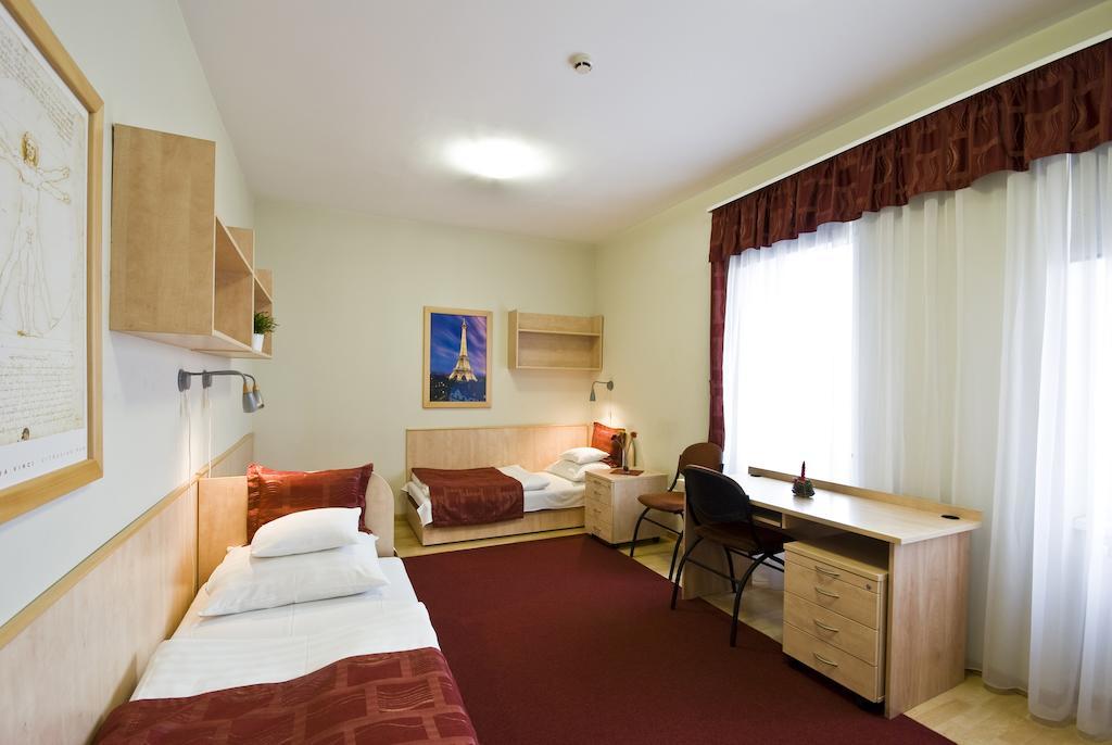 Hotel Kerpely Dunaújváros Zimmer foto