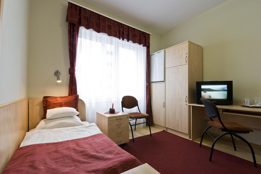 Hotel Kerpely Dunaújváros Zimmer foto