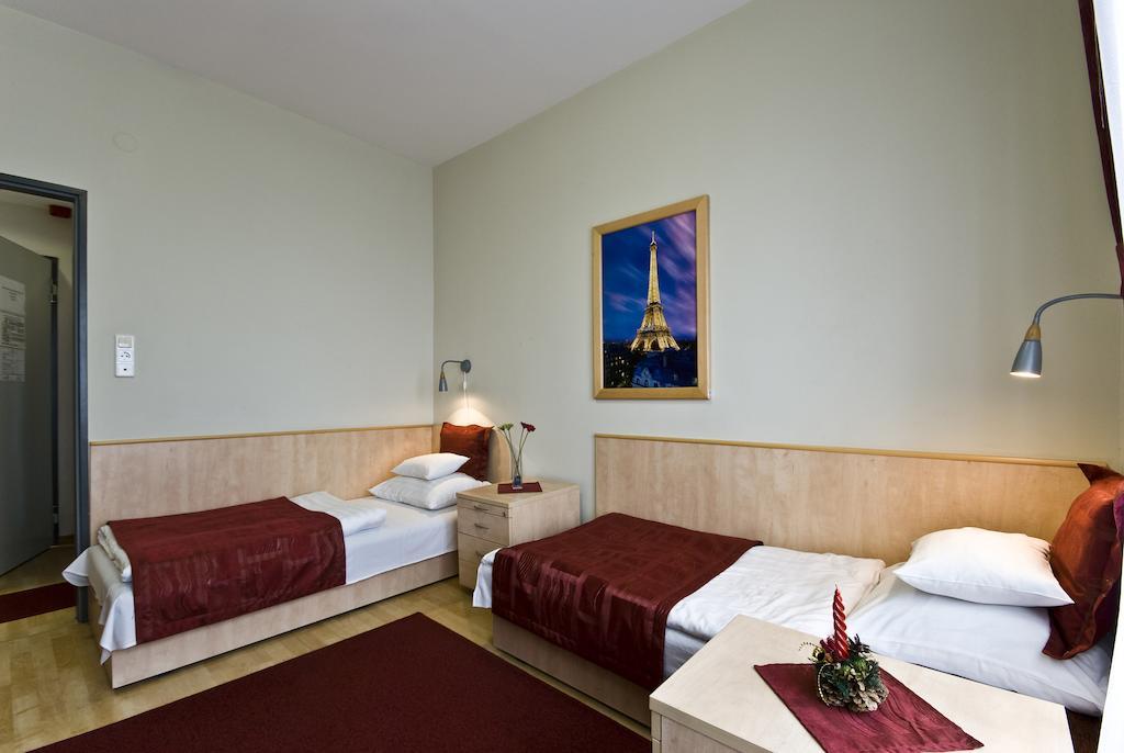 Hotel Kerpely Dunaújváros Zimmer foto