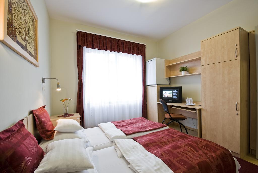 Hotel Kerpely Dunaújváros Zimmer foto